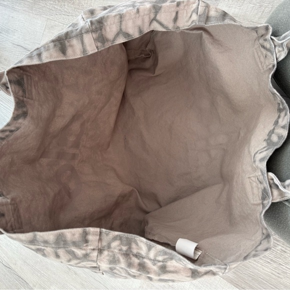ALO Yoga Gray Tote Bag - Picture 3 of 5